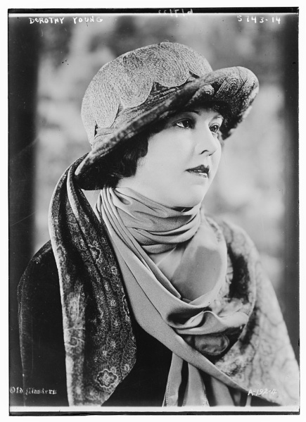 Archivo:Dorothy Young.jpg