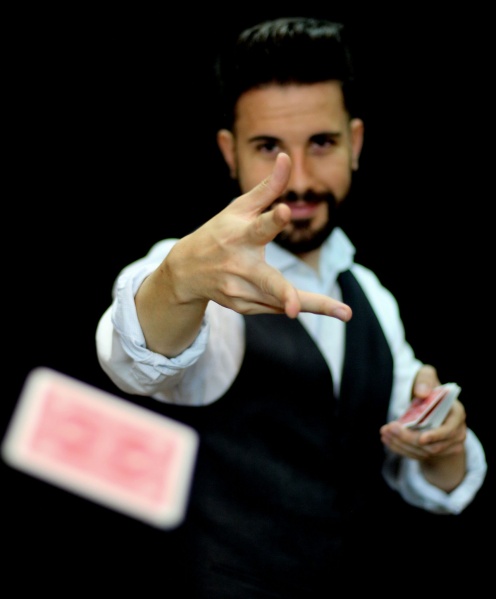 Archivo:Christian Magritte.jpeg