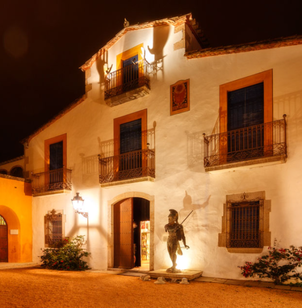 Archivo:Casa museo fachada noche.png