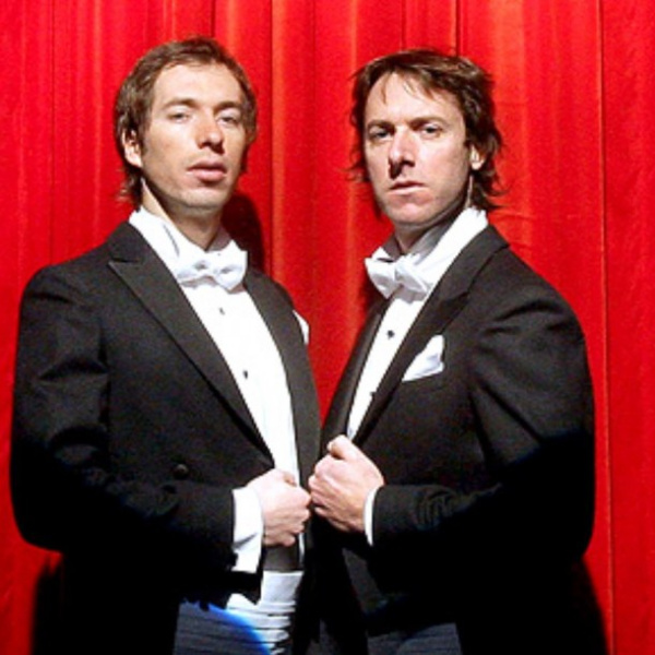 Archivo:Magic Twins.jpg