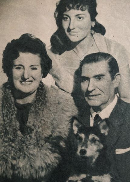 Archivo:Daja-Tarto, su esposa e hija.jpg